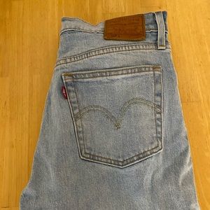 L28W28 light wash Levi’s skinny jeans